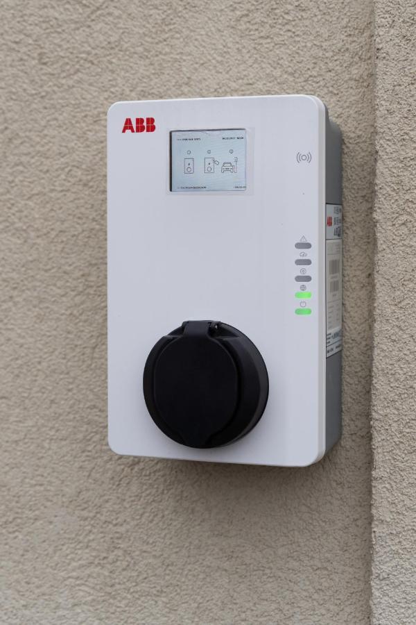 Air 105 Butas